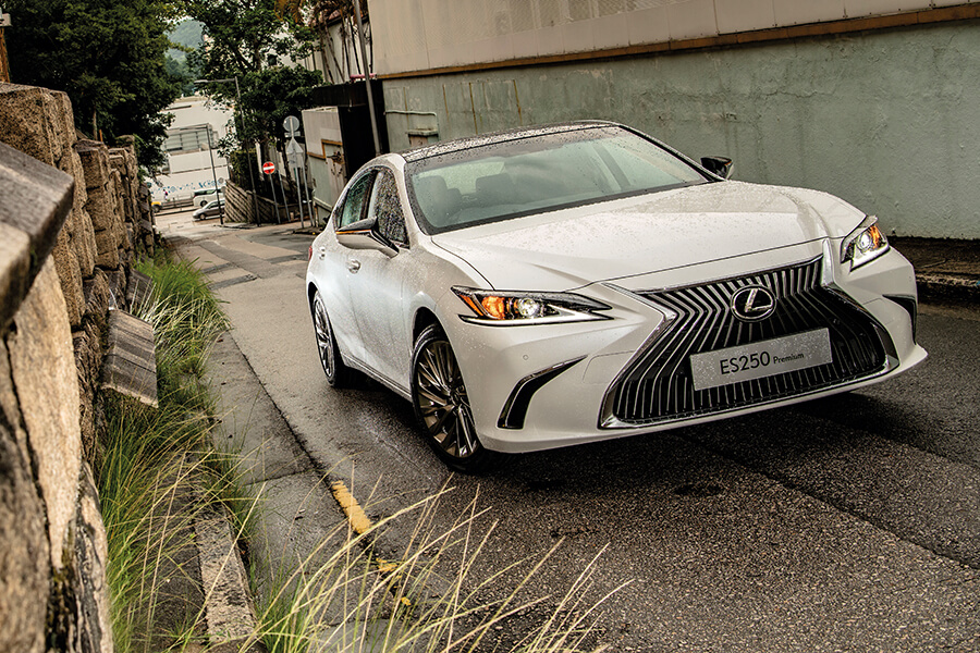 Lexus ES250 front